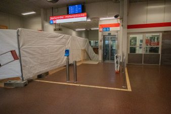 Liukuportaat on rajattu pois käytöstä korkealla aidalla uusimisen ajaksi.