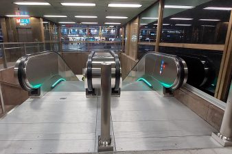 Rautatientorin metroaseman pääsisäänkäynnin uudet liukuportaat Asema-aukiolla kuvattuna ylhäältäpäin.