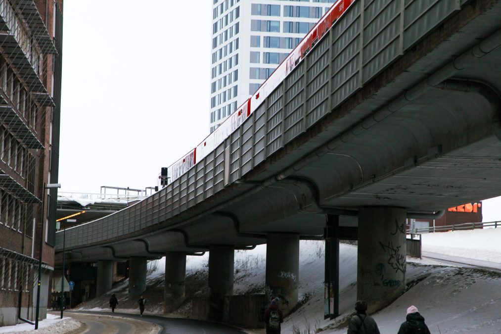 Metrojuna Junatien metrosillalla.