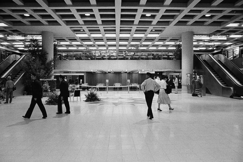 Rautatientorin metroaseman lippuhalli eli kompassitaso ennen avajaisten alkua 2.8.1982.