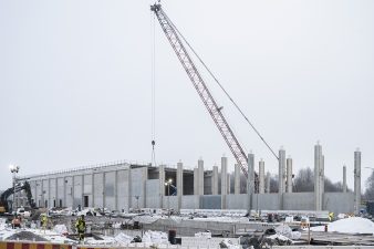 Elementtejä nostetaan paikoilleen ja varikkorakennus alkaa hahmottua.