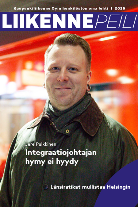 Liikennepeili-lehden kansikuvassa hymyilevä mies, taustalla metrojuna.