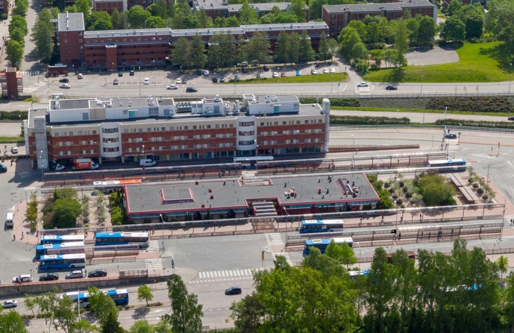 Busseja ja rakennuksia, kuten metroasema ylhäältä kuvattuna.