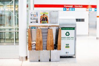 Lehtiteline ja keräysastia metroasemalla.