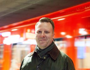 Henkilö seisoo metrolaiturilla.