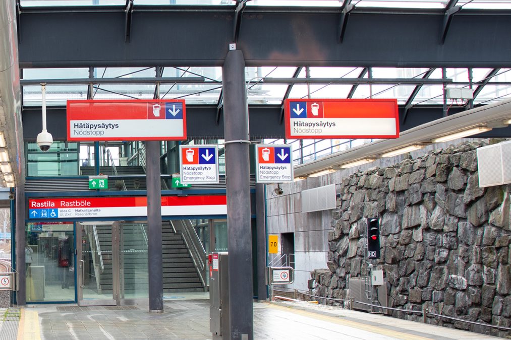 Rastilan metroaseman portaita ja kallioseinää