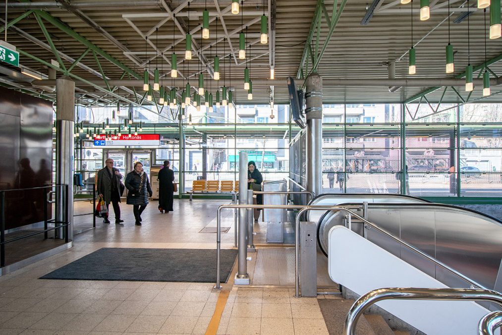 Ihmisiä Herttoniemen metroaseman lippuhallissa.