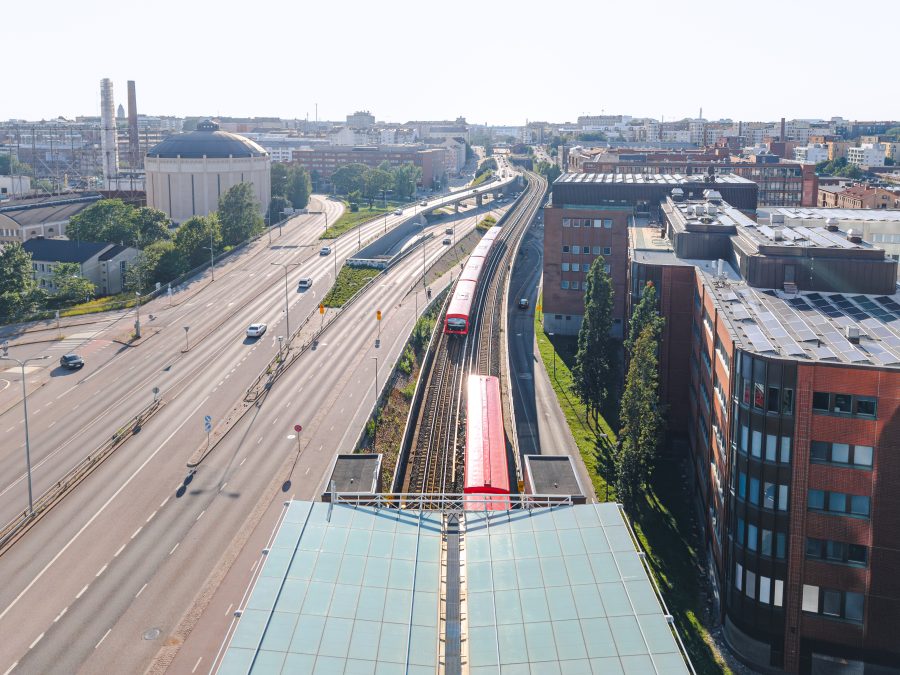 Junatien metrosillalla kulkee kaksi metroa.