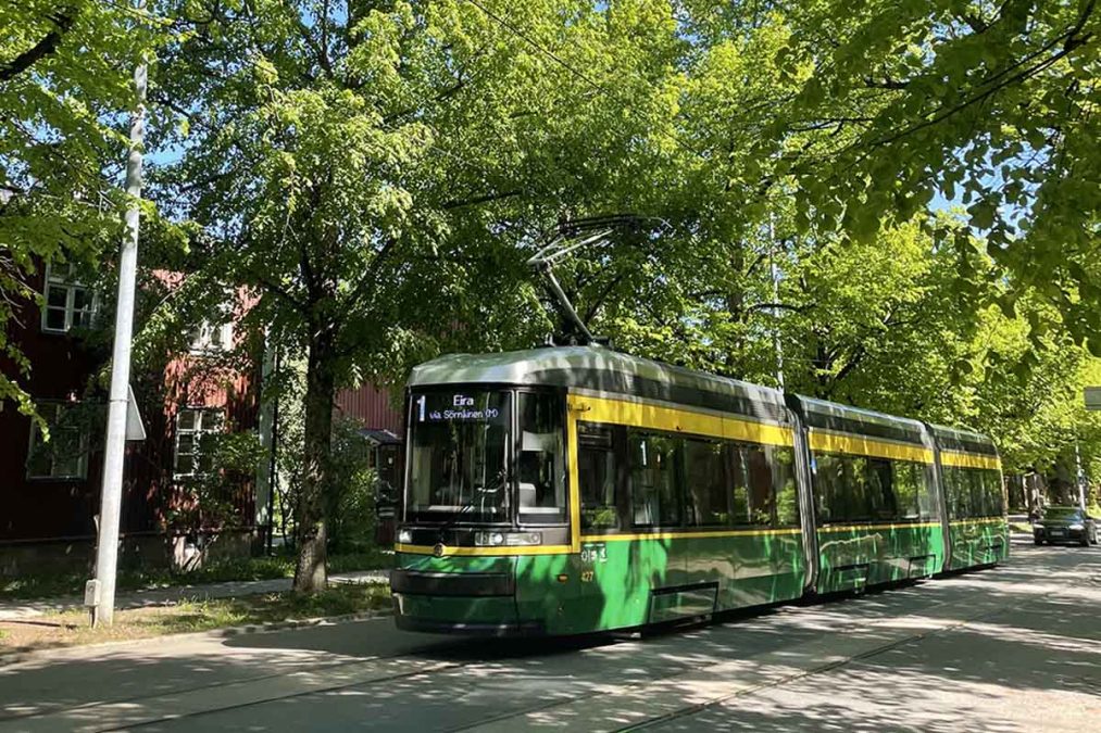 Raitiovaunu Käpylässä, taustalla puita.