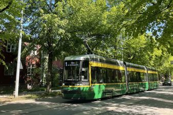 Raitiovaunu Käpylässä, taustalla puita.
