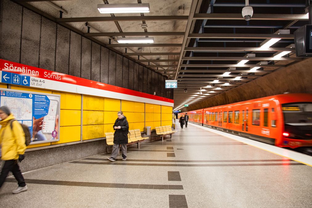 Sörnäisten metroaseman laiturialueella matkustajia ja metro taustalla.