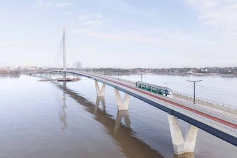 Raitiovaunu Kruunuvuorensillalla