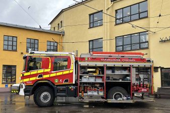 Raivausajoneuvo Vallilan varikon pihalla.
