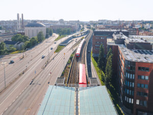 Kaksi metrojunaa Junatien metrosillalla Kalasatamassa.