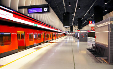 Metrojuna Koivusaaren metroasemalla.