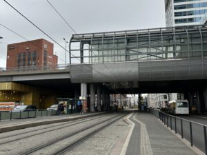 Kalasataman metroaseman ratikkapysäkit Hermannin rantatiellä.