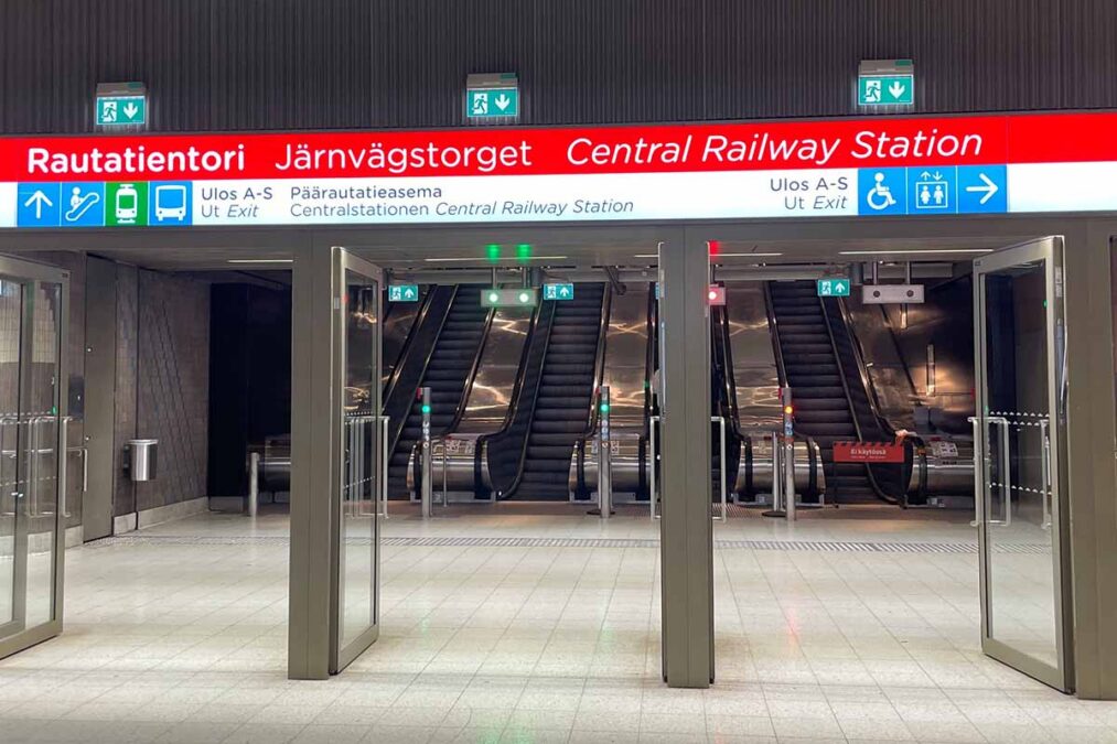 Rautatientorin metroaseman pitkät liukuportaat laituritasolta päin.