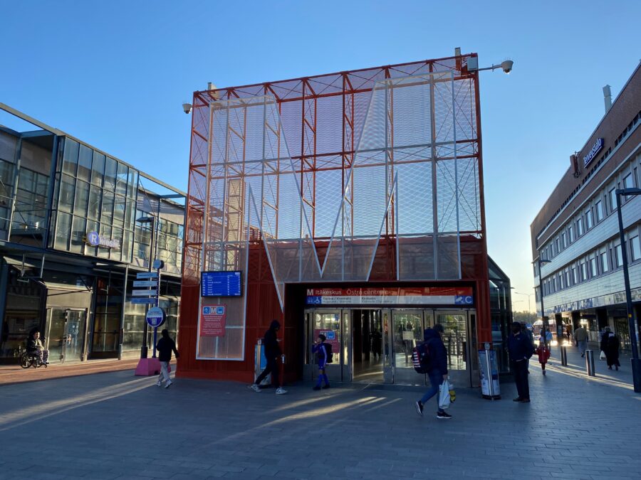 Itäkeskuksen sisäänkäynti, jossa suuri metro-symboli.