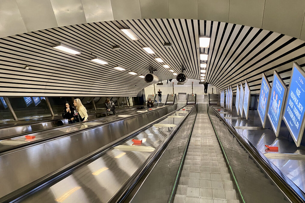 Hakaniemen metroaseman liukuportaat.