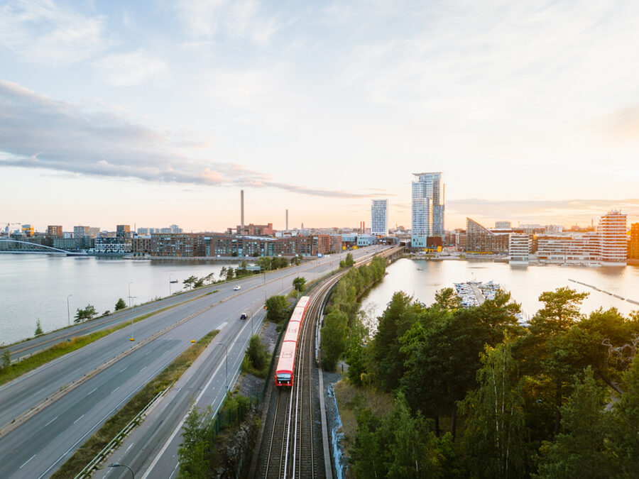 Metrojuna Kulosaaren sillalla.