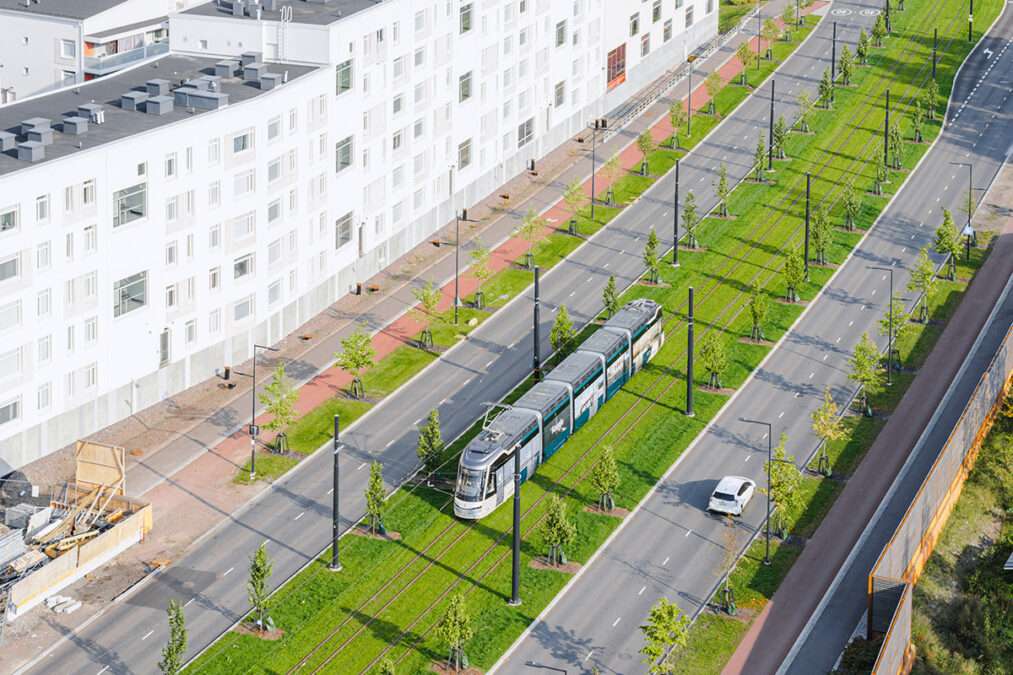 Raitiovaunu viherradalla Laajasalossa.