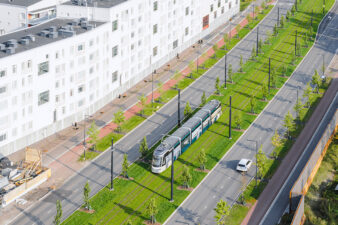 Raitiovaunu viherradalla Laajasalossa.