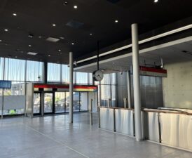 Finnoon aseman Meritien A-sisäänkäynti lippuhallista kuvattuna.