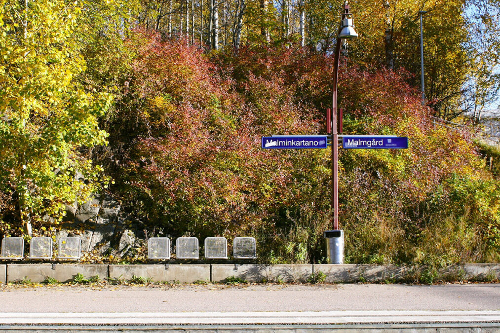 Malminkartanon juna-aseman penkkejä. Taustalla syksyisiä puita.