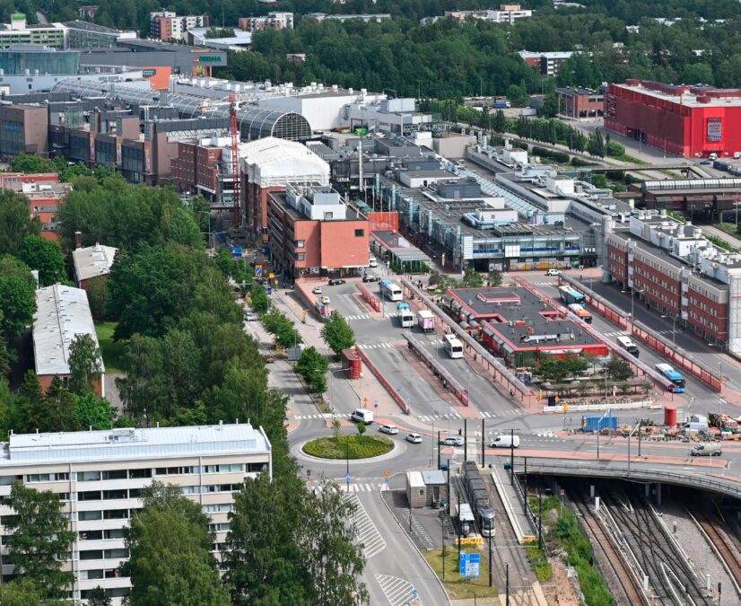 Ilmakuva Itäkeskuksen metroasemasta ja bussiterminaalista.