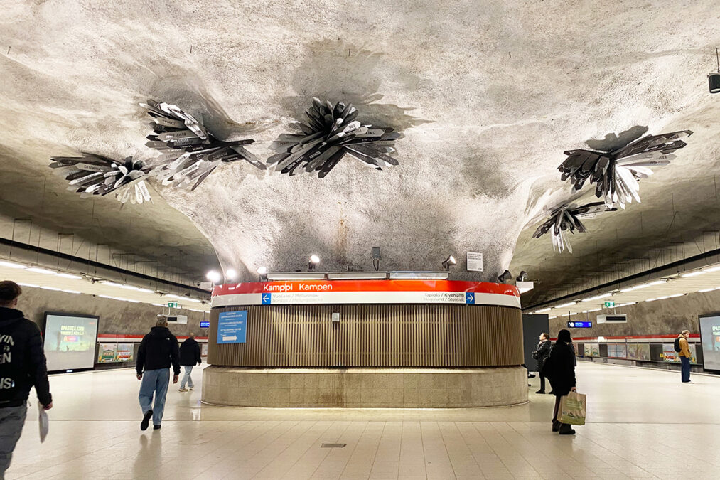 Taideteos Kampin metroaseman katossa.