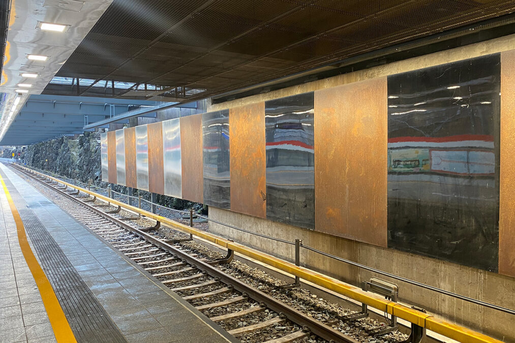 Taideteos Rastilan metroasemalla.
