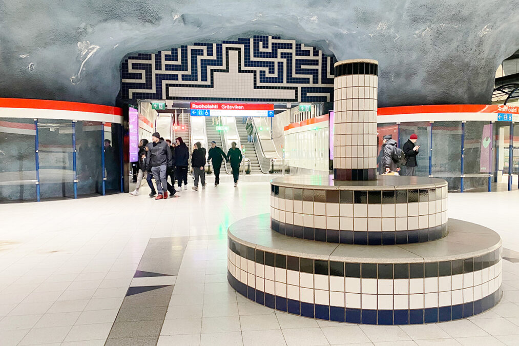 Taideteos Ruoholahden metroasemalla.