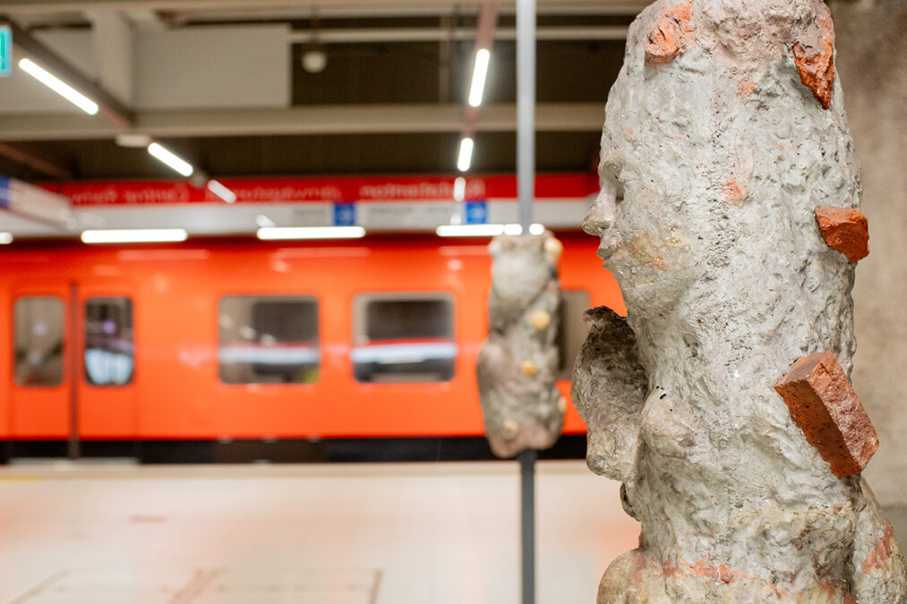 Taideteos Rautatientorin metroasemalla.