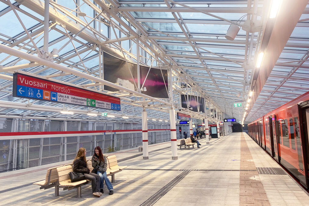 Taideteos Vuosaaren metroasemalla.