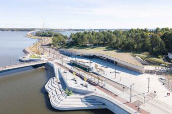 Raitiovaunu uudella Kruunusiltojen radalla Korkeasaaren edustalla.
