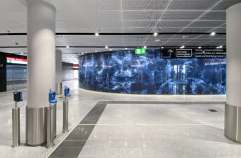 Valokuvateos Kampin metroaseman lippuhallissa.