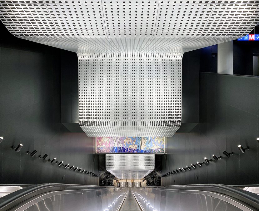 Kampin metroaseman liukuportaat.