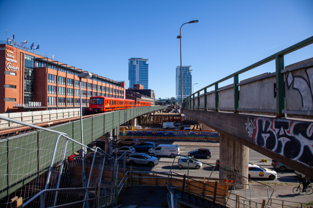 Metro Junatien metrosillalla. Taustalla Kalasataman tornitalot ja työmaa-aluetta sillan alapuolella.